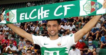 لاعب وسط الأرجنتينى يرتدى القميص رقم 7 التاريخي مع إلتشي