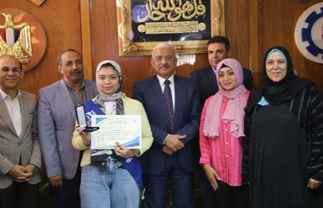 محافظ السويس يكرم أوائل الثانوية العامة
