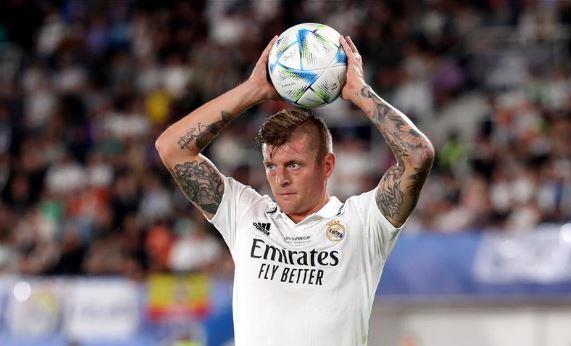 نجم خط وسط ريال مدريد يعادل رقم مالديني التاريخي