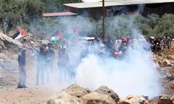   إصابة عدد من الفلسطينيين بالرصاص المعدني والاختناق خلال مسيرة مناهضة للاستيطان