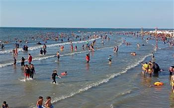 تزايد الإقبال على شواطئ رأس البر خلال عطلة نهاية الأسبوع 