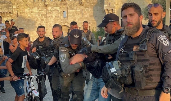 قوات الاحتلال يعتقل مقدسيا من باب العامود
