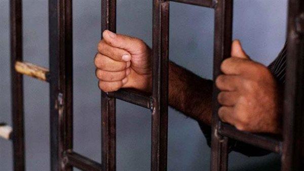 المؤبد لموظف وعزله لاختلاسه شيكا بقيمة 30 ألف جنيه