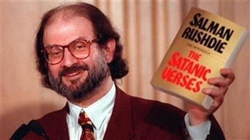   بعد محاولة اغتيال سلمان رشدي.. ارتفاع مبيعات رواية "آيات شيطانية" 
