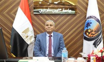 رئيس جامعة جنوب الوادي يهنئ وزير التعليم العالي والبحث العلمى.  