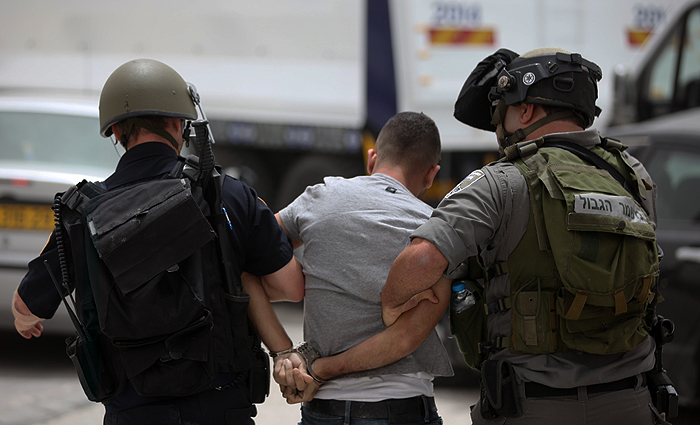الاحتلال الإسرائيلي يعتقل 24 فلسطينيا من الضفة الغربية