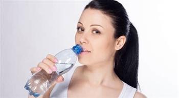   شرب الماء في أثناء الأكل.. يسبب مشاكل هضم حادة وحموضة المعدة