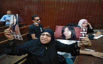 بعد سبها للمتهمين.. حجز والدة شيماء جمال داخل قفص الاتهام