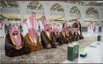 شاهد| ولي العهد السعودي يتشرف بغسل الكعبة المشرفة 