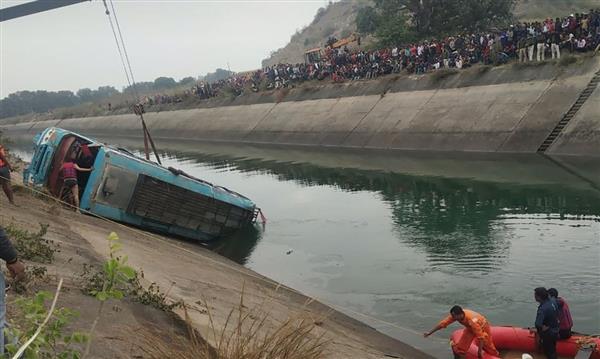سقوط حافلة تقل 39 من أفراد قوات الأمن الهندي في نهر بإقليم جامو وكشمير