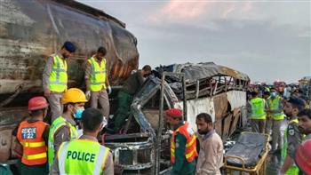   مصرع 20 شخصًا إثر اصطدام حافلة ركاب بشاحنة وقود شرقي باكستان