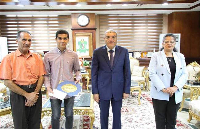 محافظ المنيا يكرم الحاصل على المركز الرابع بالثانوية العامة
