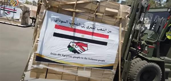 مصر ترسل مساعدات إغاثية عبر جسر جوى لجمهورية السودان.. فيديو