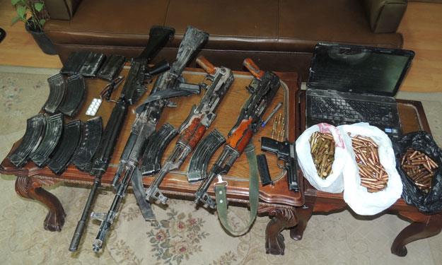 ضبط أحد الأشخاص بالقاهرة وبحوزته 14 سلاحا ناريا بقصد الاتجار