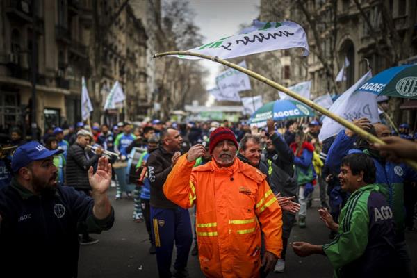 احتجاجات حاشدة فى الأرجنتين للمطالبة بزيادات فى الأجور وخفض التضخم