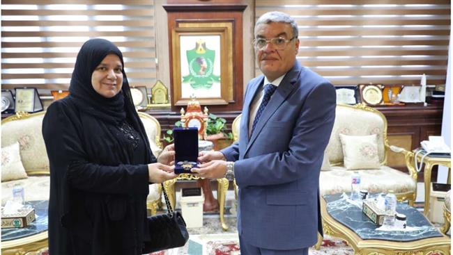 محافظ المنيا يُسلم الأم المثالية على المحافظة " وسام الكمال " تقديراً لرحلة كفاحها