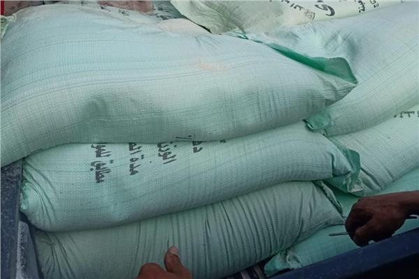 ضبط سياره محمله بـ 50 شيكارة دقيق بلدي مدعم قبل بيعها بالسوق السوداء بشبراخيت