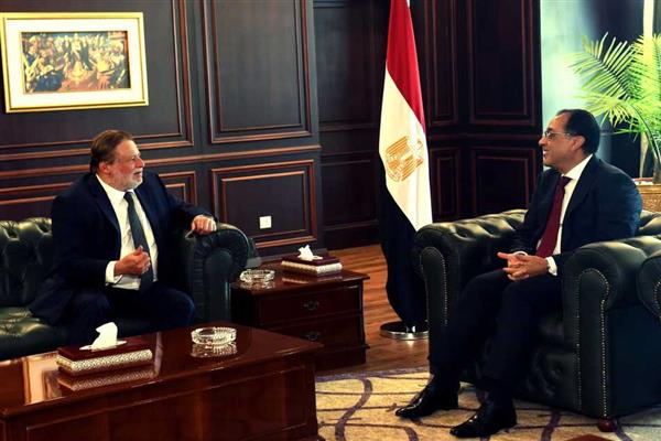 مدبولي يؤكد استمرار التنسيق والتعاون الكامل بين الحكومة والبنك المركزى