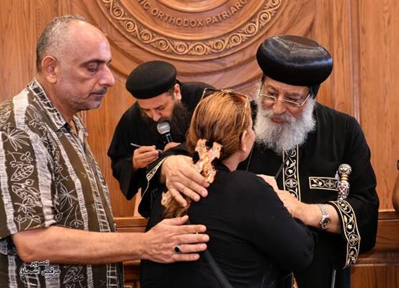 البابا تواضروس يستقبال أسر ضحايا حادث كنيسة إمبابة 
