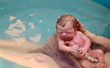   تفاصيل تجربة الولادة تحت المياه.. لتقليل الآلام.. فيديو