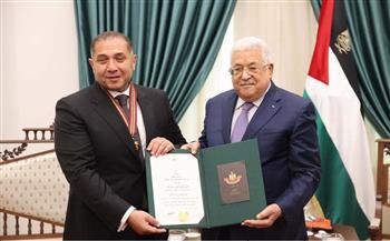   الرئيس الفلسطيني يمنح السفير المصري في رام الله وساماً تقديراً لجهوده