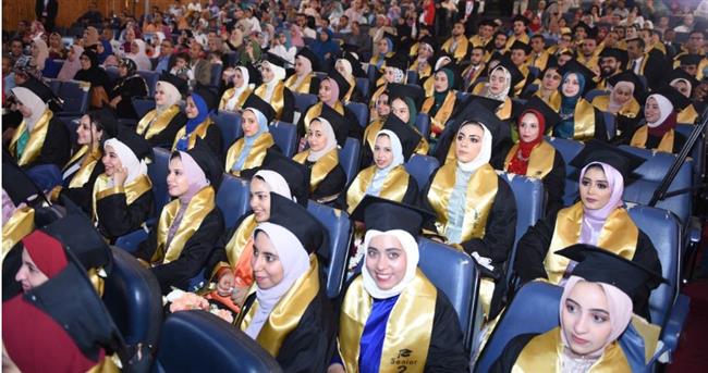 جامعة سوهاج تحتفل بتخرج الدفعة العاشرة من طلاب كلية الطب البيطري 