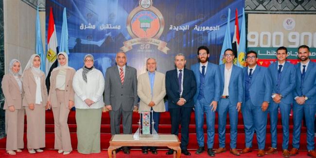 رئيس جامعة طنطا يكرم فريق من طلاب "كلية الهندسة"
