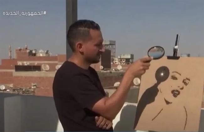 فنان يستخدم أدوات غير تقليدية في أعماله الفنية