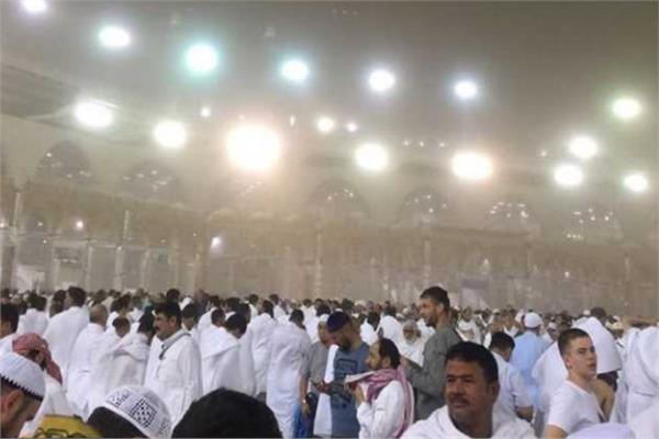 هطول أمطار رعدية على الحرم المكي الشريف