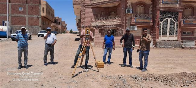 رئيس غارب يتابع أعمال رصف الطرق بشوارع منطقة التليفزيون