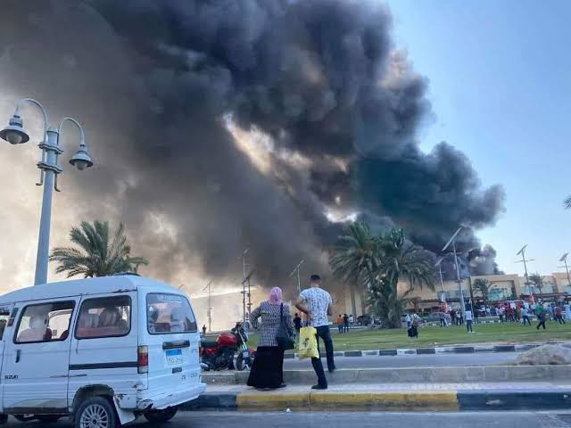مصدر  أمني يكشف أسباب حريق المركز التجاري بالإسكندرية