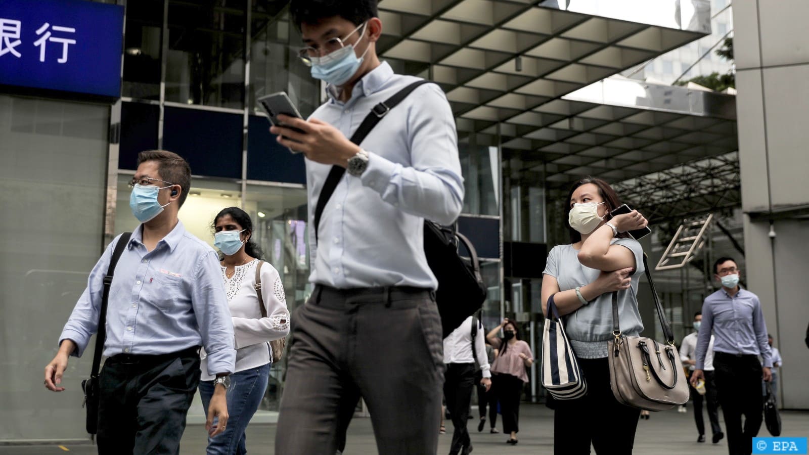 سنغافورة بصدد تخفيف قواعد ارتداء أقنعة الوجه مع استقرار الوضع الوبائي