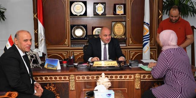 محافظ قنا يواصل استقبال المواطنين يوميا بمكتبه لبحث شكواهم