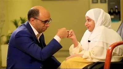 فتاة تعاني من اعوجاج شديد في العمود الفقري.. وجراح مصري يعيد الأمل لها