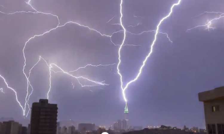 لقطة نادرة.. شاهد البرق يعانق برج الساعة فى مكة