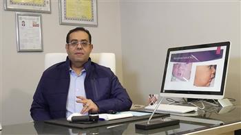 طبيب جلدية يكشف أسباب ظهور حبوب الوجه