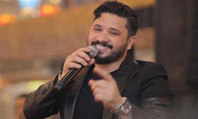 مهرجان القلعة.. مصطفى حجاج يحتضن طفلين من ذوى القدرات الخاصة