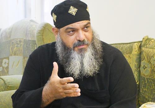 كاهن كنيسة أبو سيفين يروي تفاصيل الأحد الدامي: تدافع المسلمين قبل المسيحيين لإنقاذ الضحايا