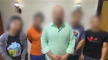 حقيقة فيديو لـ 5 أشخاص يدعون أنهم رجال شرطة 