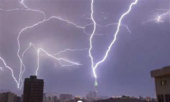   لقطة نادرة.. شاهد البرق يعانق برج الساعة فى مكة