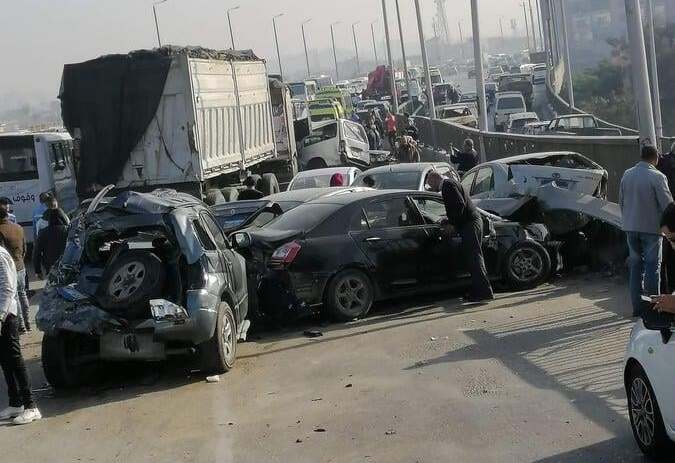 «تريلا» تطيح بـ 6 سيارات ملاكي أعلى الطريق الدائري بـ«الجيزة»