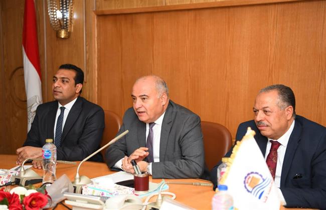 محافظ قنا يبحث تحسين مشروعات مياه الشرب والصرف الصحي بالمحافظة