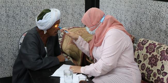 قافلة طبية لجامعة جنوب تناظر 1024 حالة بقرية جزيرة دندرة بقنا