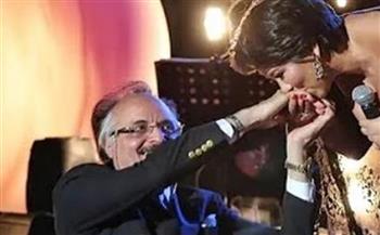   طبيب شيرين عبد الوهاب يكشف تفاصيل تقبيلها يده في مهرجان قرطاج