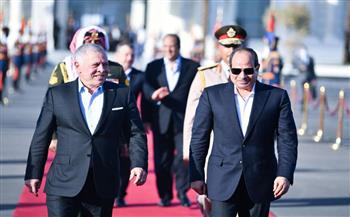   الرئيس السيسي يودع رئيس وزراء العراق بمطار العلمين