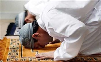 هل يجوز جمع الصلوات آخر اليوم بسبب العمل؟