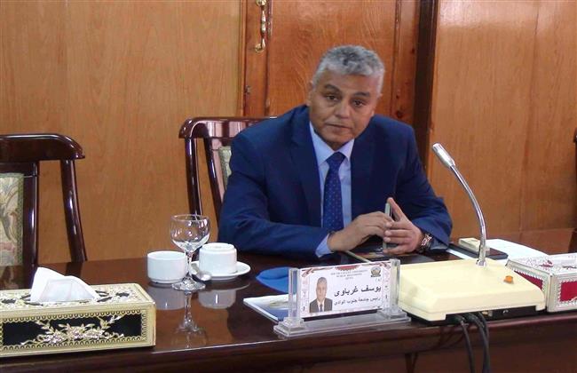 رئيس جامعة جنوب الوادي يتفقد تطوير مدرجات كلية التجارة