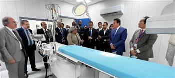   عبدالغفار يتابع الحالة الصحية لأول مريض تستقبله وحدة القسطرة القلبية بمستشفى العلمين 