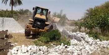 إزالة 16 حالة تعدٍ على أملاك الدولة والأراضي الزراعية والطريق العام فى دشنا بقنا