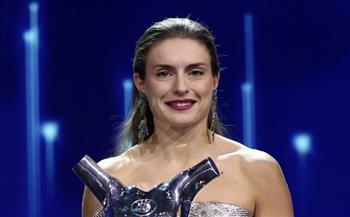   نجمة برشلونة تحتفي بجائزة أفضل لاعبة أوروبية أمام بلد الوليد
